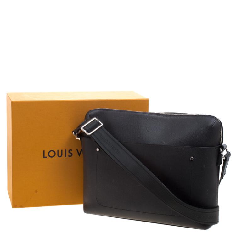 Pre Owned Louis Vuitton Black Taiga Leather Grigori PM Messenger Bag