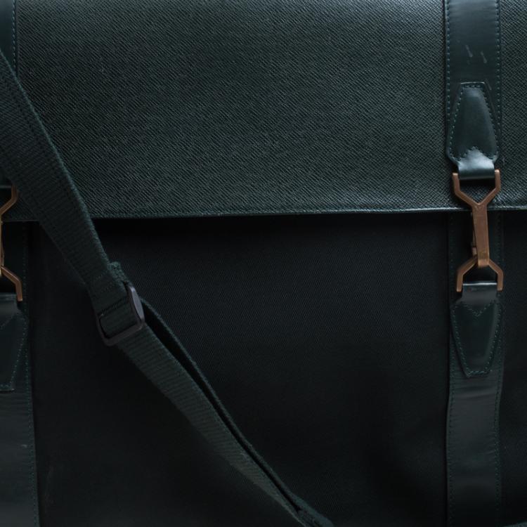 Pre Owned Louis Vuitton Green Taiga Leather Large Gibeciere Garment Travel Bag