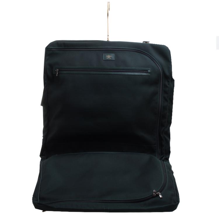 Pre Owned Louis Vuitton Green Taiga Leather Large Gibeciere Garment Travel Bag