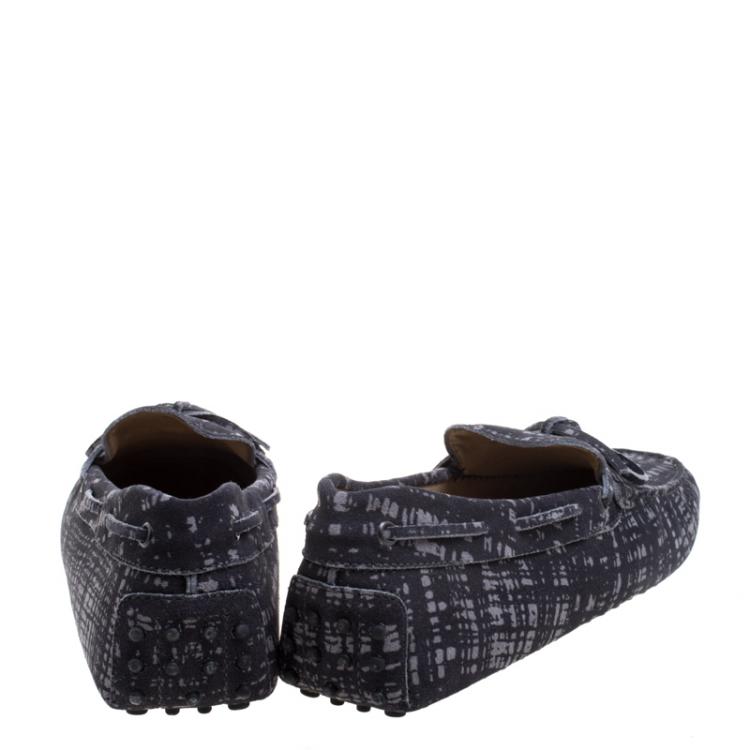مملوكة مسبقًا Tod's Grey Printed Suede Bow Loafers Size 44.5