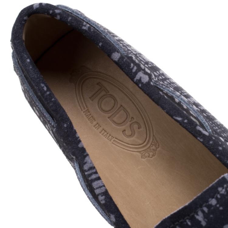 مملوكة مسبقًا Tod's Grey Printed Suede Bow Loafers Size 44.5