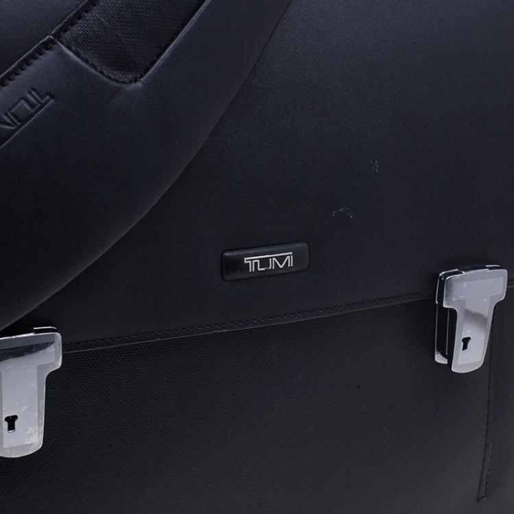 مملوكة مسبقًا Tumi Black Leather Formula T Compartment Bag