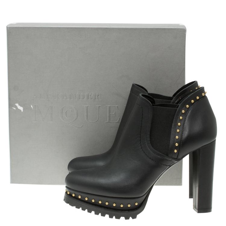 مملوكة مسبقًا Alexander McQueen Black Studded Platform Chelsea Ankle Boots Size 39
