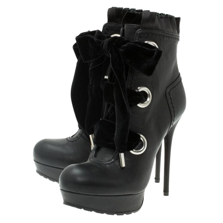 مملوكة مسبقًا Alexander McQueen Black Leather and Velvet Lace Up Platform Ankle Boots Size 38.5