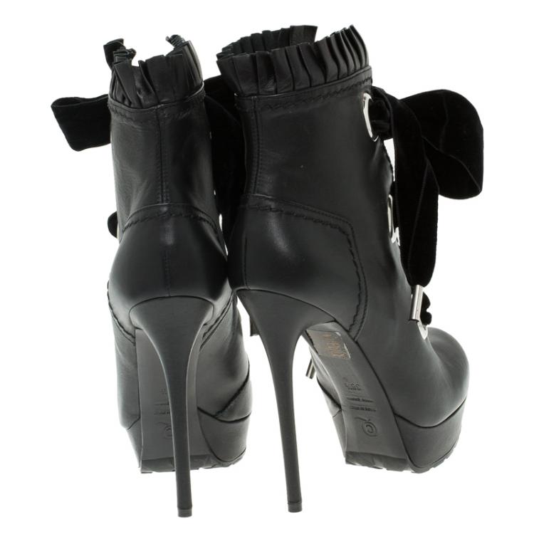 مملوكة مسبقًا Alexander McQueen Black Leather and Velvet Lace Up Platform Ankle Boots Size 38.5