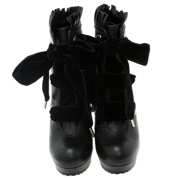 مملوكة مسبقًا Alexander McQueen Black Leather and Velvet Lace Up Platform Ankle Boots Size 38.5