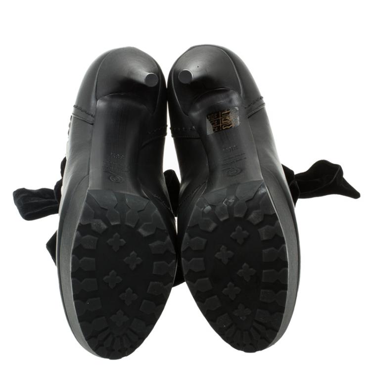 مملوكة مسبقًا Alexander McQueen Black Leather and Velvet Lace Up Platform Ankle Boots Size 38.5