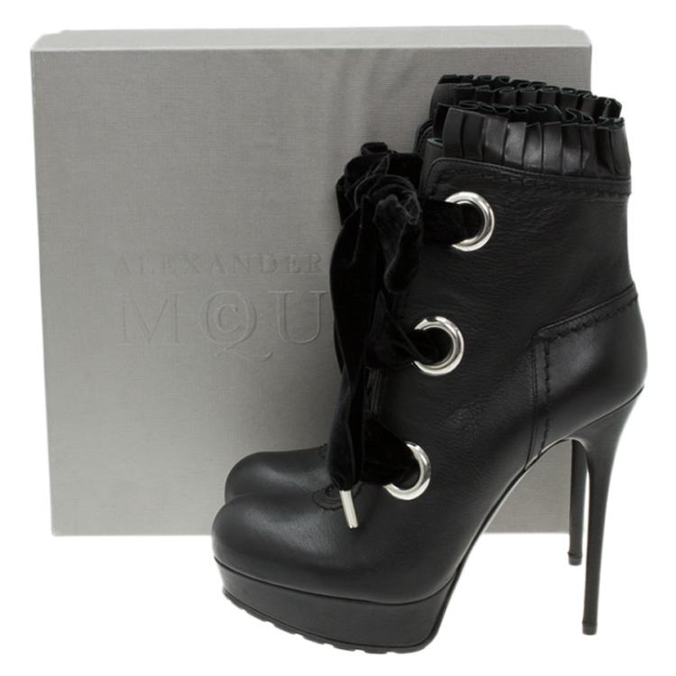 مملوكة مسبقًا Alexander McQueen Black Leather and Velvet Lace Up Platform Ankle Boots Size 38.5