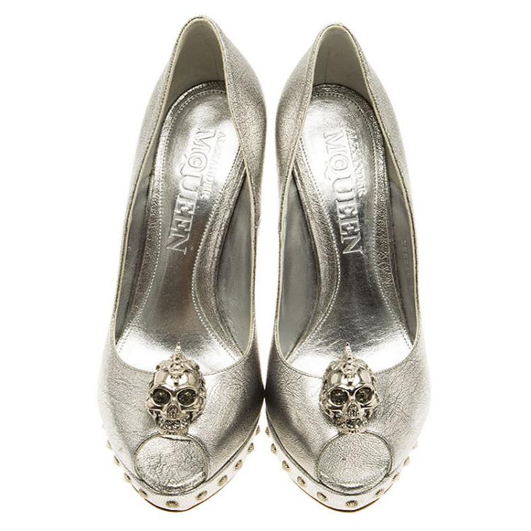 Pre Owned Alexander McQueen Metallic Silver Skull Embellished Peep Toe Platform Pumps Size 37