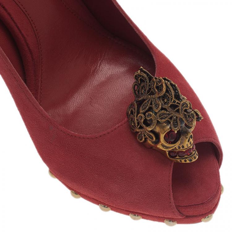 Pre Owned Alexander McQueen Red Suede Skull Embellished Platform Pumps Size 37.5 