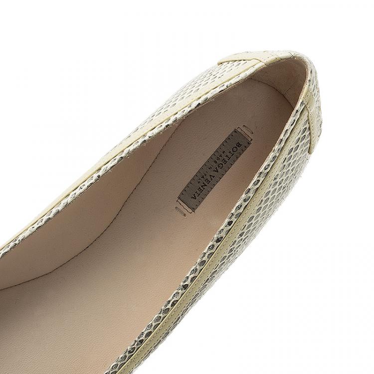 Pre Owned Bottega Veneta Cream Python Ballet Flats Size 39 