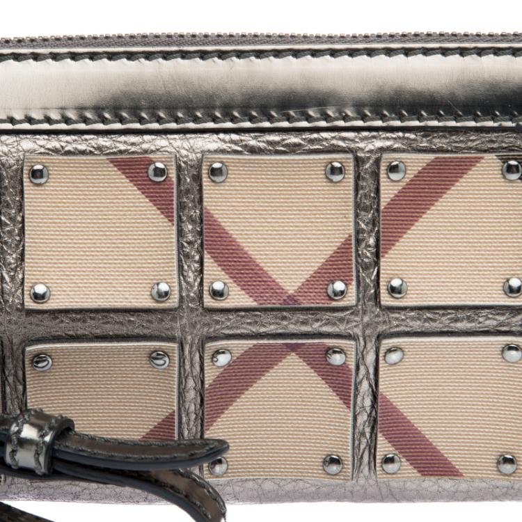 Pre Owned Burberry Metallic Silver Nova Check PVC and Leather Ashcombe Clutch