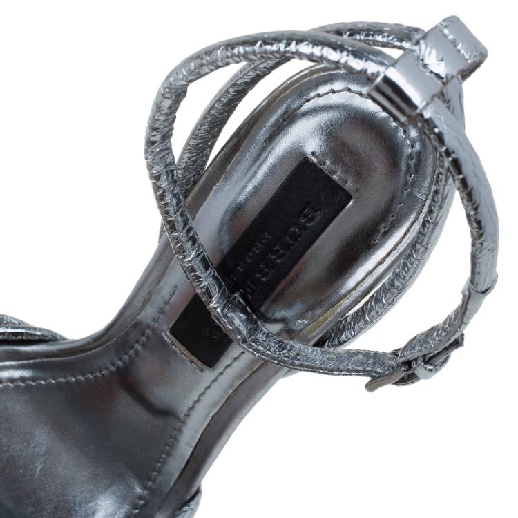 مملوكة مسبقًا Burberry Prorsum Silver Metallic Leather Ankle Strap Sandals Size 35