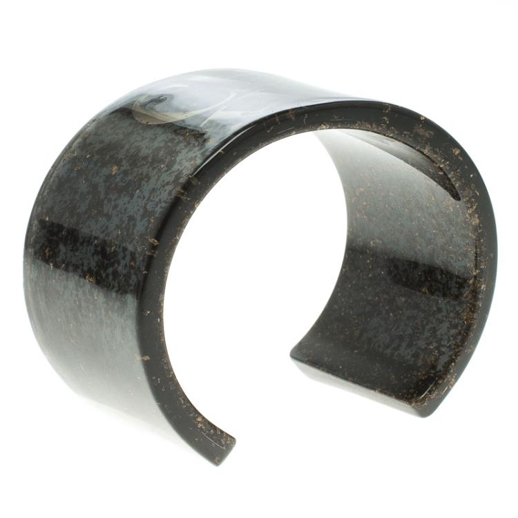Pre Owned CH Carolina Herrera Gold Tone Inclusion Grey Resin Open Cuff Bracelet 21cm