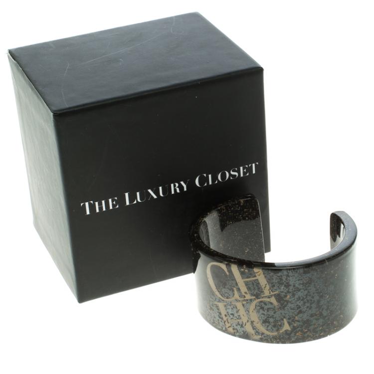 Pre Owned CH Carolina Herrera Gold Tone Inclusion Grey Resin Open Cuff Bracelet 21cm