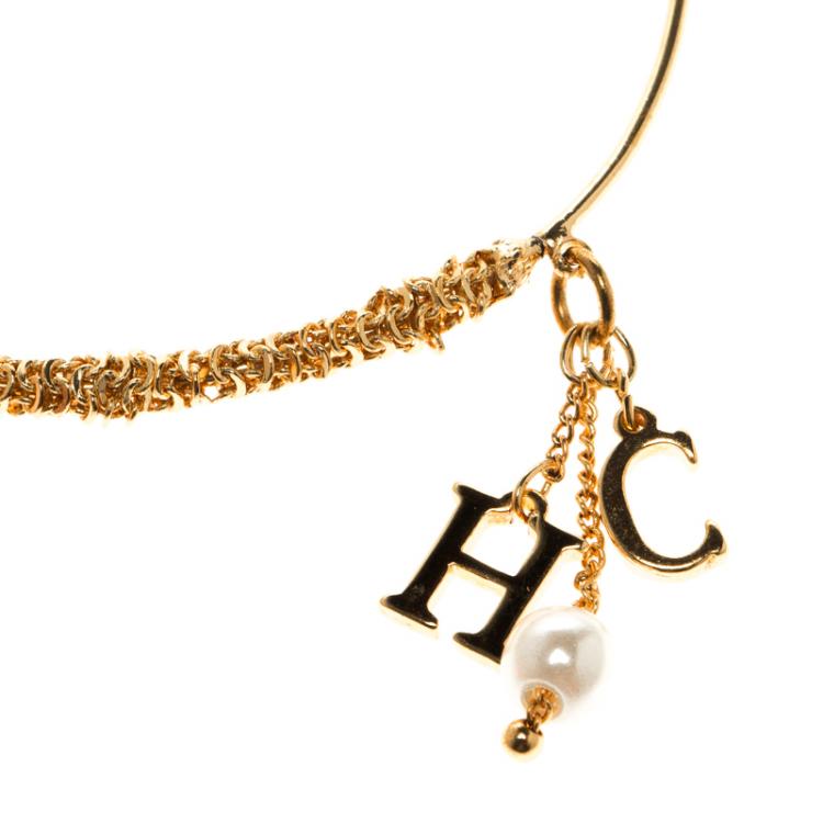 Pre Owned CH Carolina Herrera Logo and Faux Pearl Charm Gold Tone Bracelet 17cm
