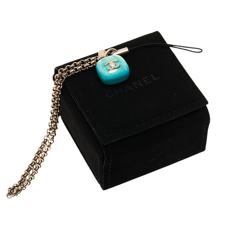مملوكة مسبقًا Chanel Blue CC Logo Phone Charm