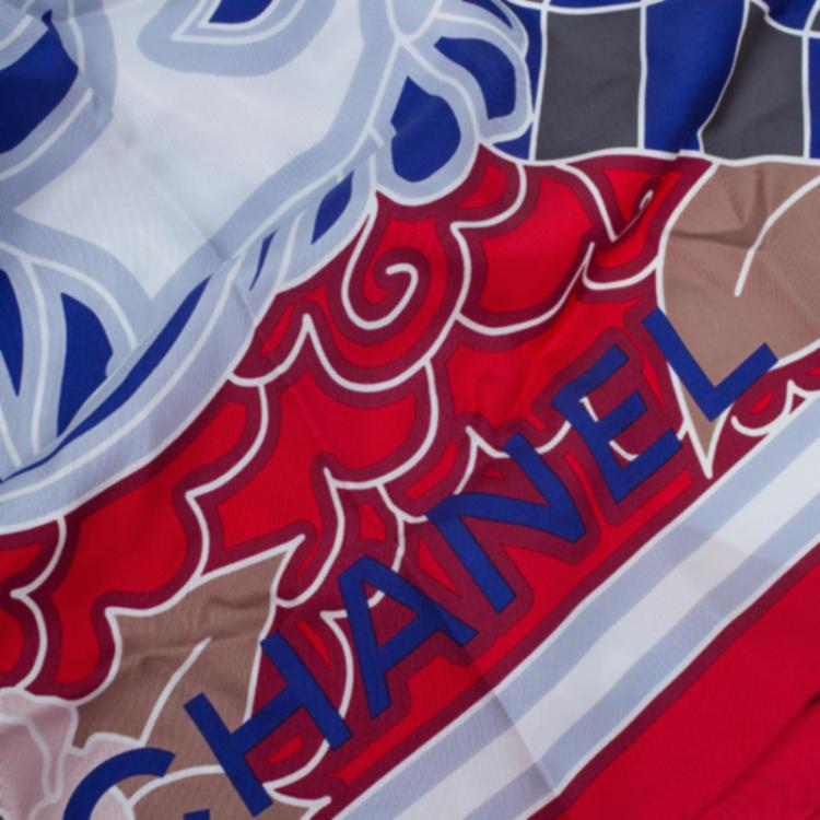 مملوكة مسبقًا Chanel Red and Blue Silk Lion Printed Square Scarf