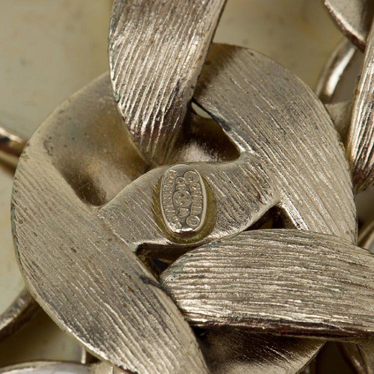 مملوكة مسبقًا Chanel White Enamel Camellia Chain Headband