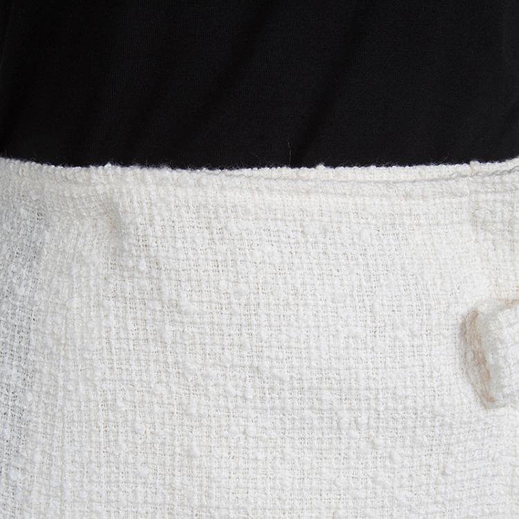 مملوكة مسبقًا Chanel Off- White Tweed Wrap Skirt M