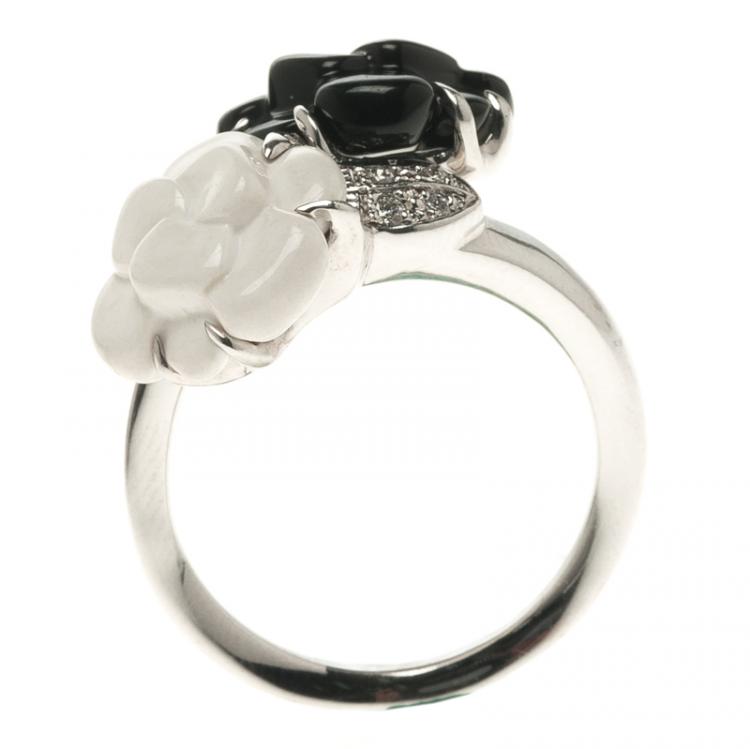 Pre Owned Chanel Camélia Onyx Agate Diamond Sculpté 18k White Gold Ring Size 53