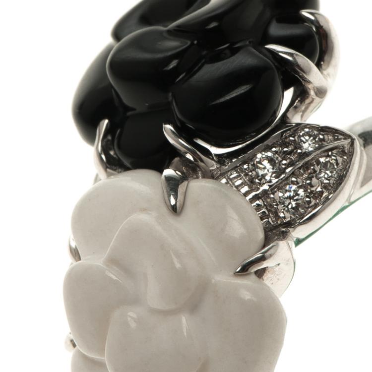 Pre Owned Chanel Camélia Onyx Agate Diamond Sculpté 18k White Gold Ring Size 53