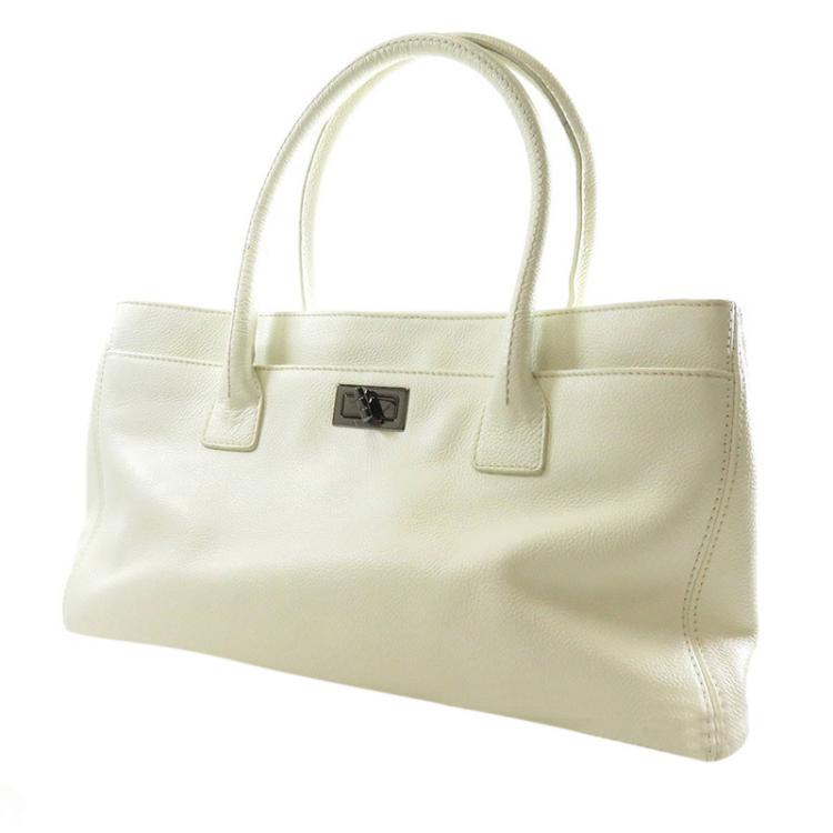 Pre Owned Chanel White Leather Reissue Cerf Shopping Tote
