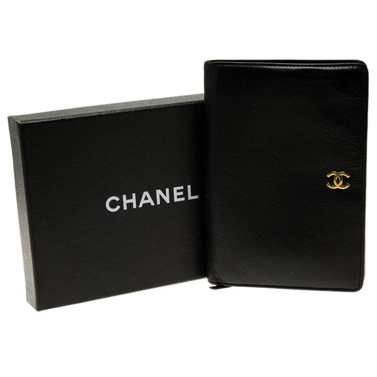 مملوكة مسبقًا Chanel Black Leather CC Bi-Fold L-Yen Wallet
