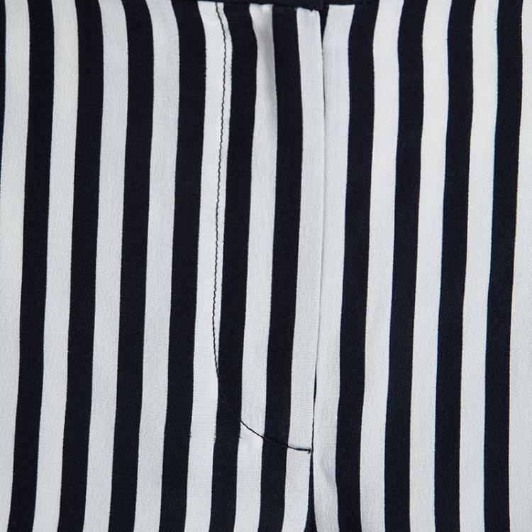 Pre Owned Diane Von Furstenberg Navy Blue and White January Striped Silk Tiffany Print Shorts M