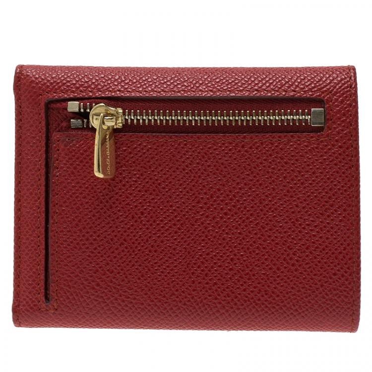 مملوكة مسبقًا Dolce and Gabbana Red Leather Dauphine Flap Compact Wallet