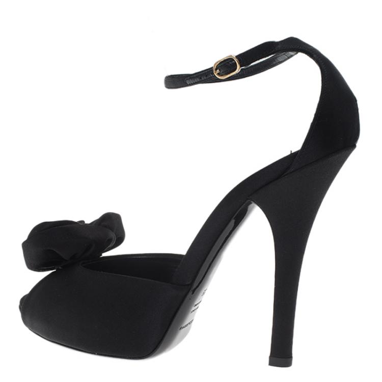 مملوكة مسبقًا Dolce and Gabbana Black Satin Rose Ankle Strap Sandals Size 39