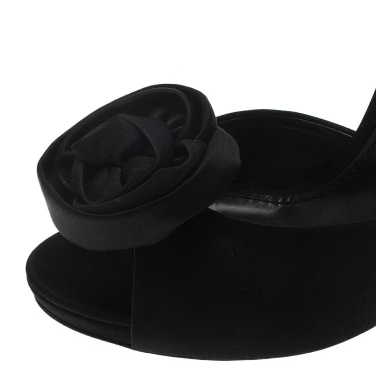 مملوكة مسبقًا Dolce and Gabbana Black Satin Rose Ankle Strap Sandals Size 39
