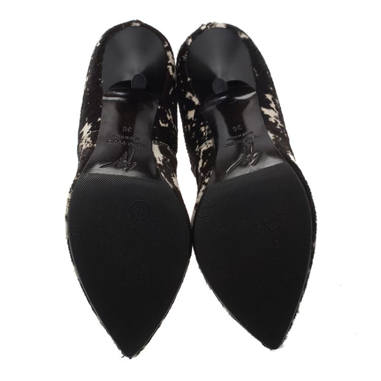 مملوكة مسبقًا Giuseppe Zanotti Monochrome Printed Ponyhair Ankle Boots Size 36