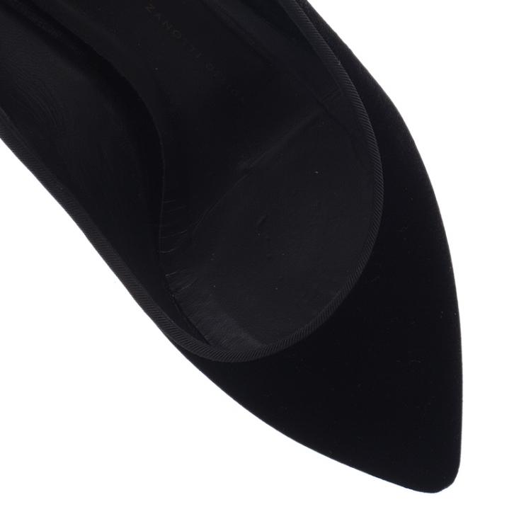 مملوكة مسبقًا Giuseppe Zanotti Black Velvet Spiked Block Heel Pumps Size 38