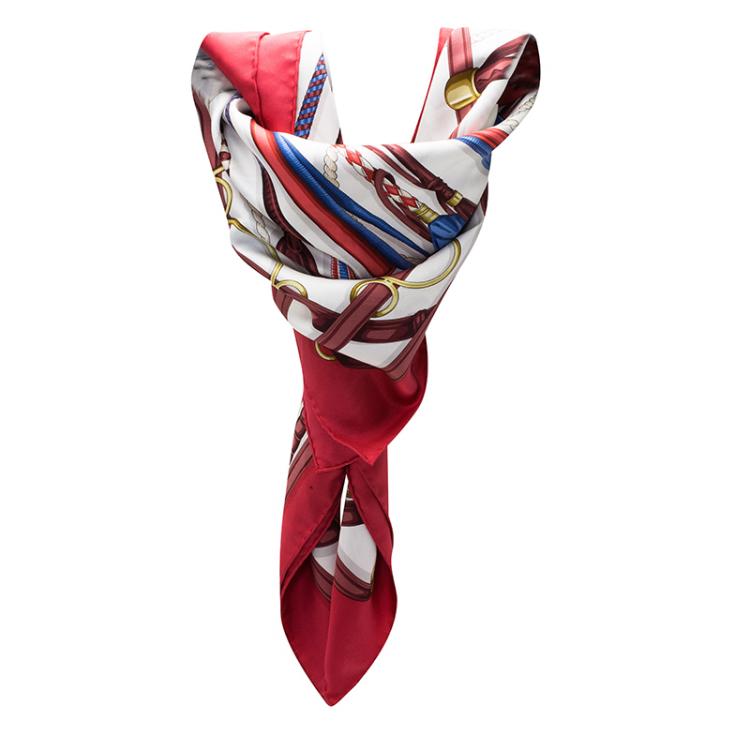 مملوكة مسبقًا Gucci White Multicolor Printed Square Silk Scarf