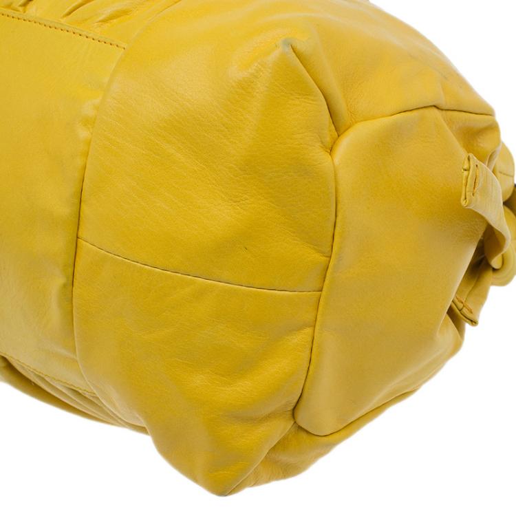 مملوكة مسبقًا Gucci Yellow Leather Small Hysteria Satchel