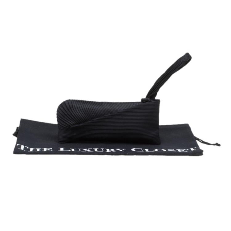 Pre Owned Gucci Black Silk Plisse Wristlet Clutch