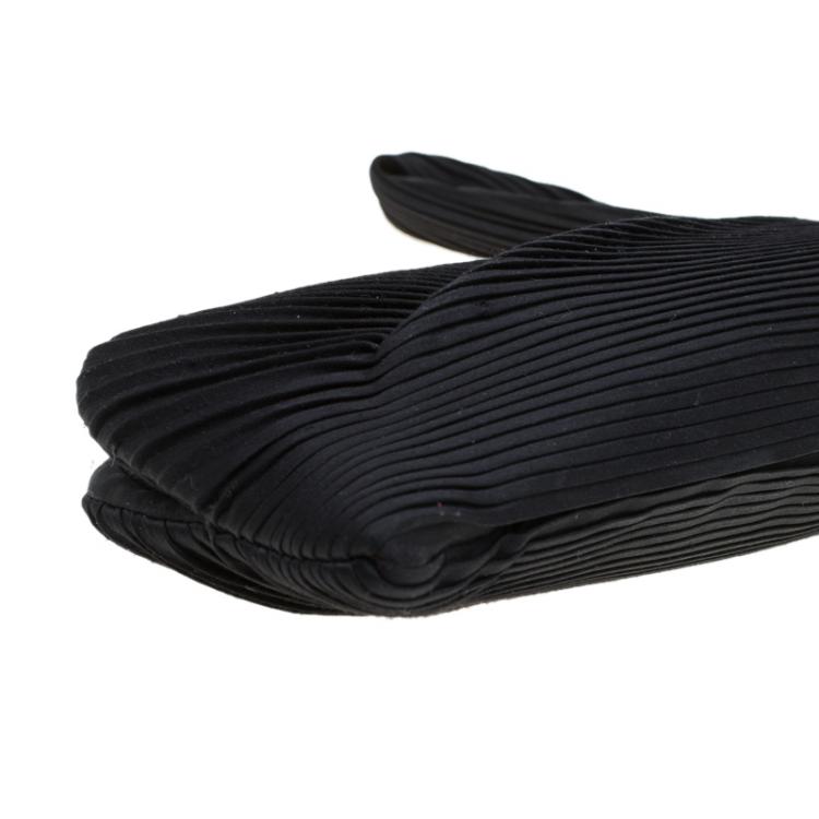 Pre Owned Gucci Black Silk Plisse Wristlet Clutch