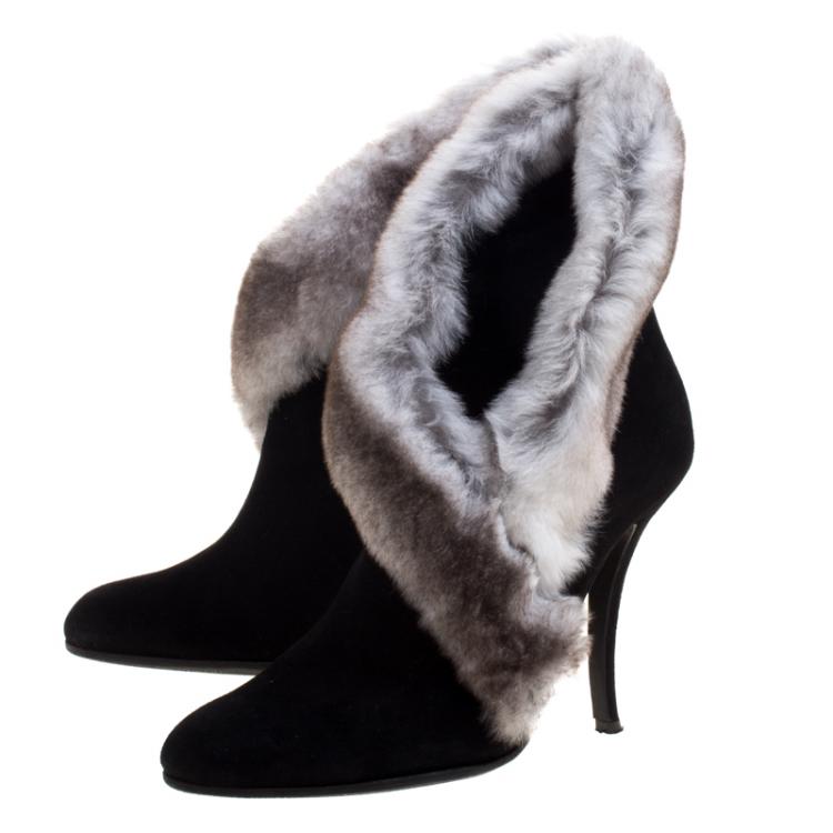 مملوكة مسبقًا Manolo Blahnik Black Suede Fur Trimmed Nesta Ankle Boots Size 37