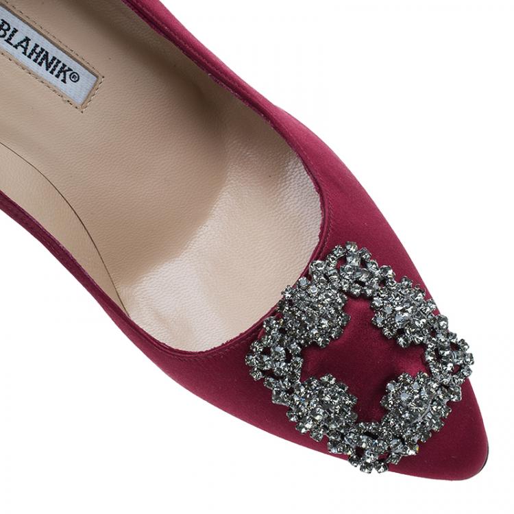 مملوكة مسبقًا Manolo Blahnik Red Satin Hangisi Embellished Pumps Size 37