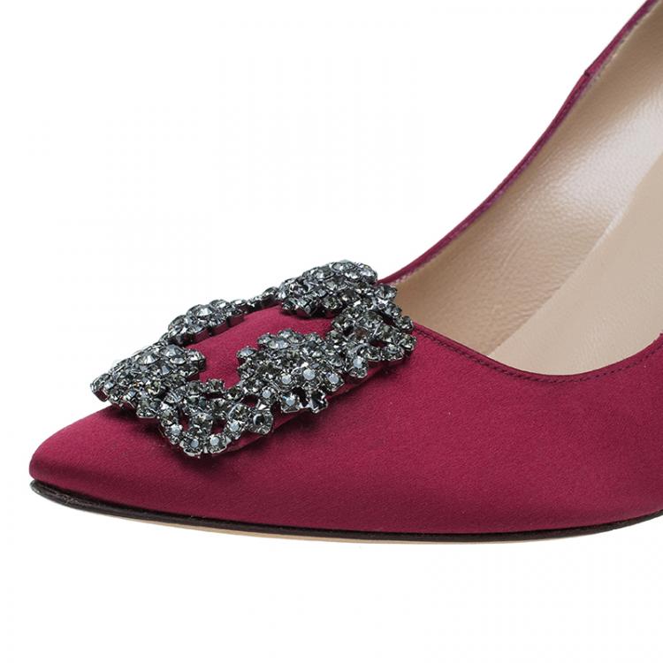 مملوكة مسبقًا Manolo Blahnik Red Satin Hangisi Embellished Pumps Size 37
