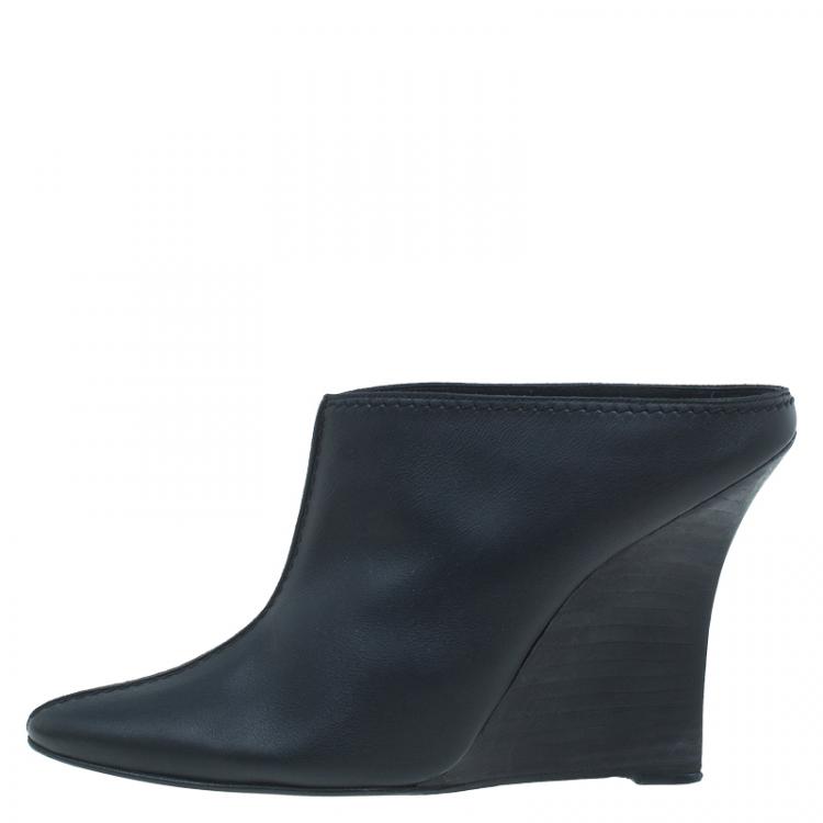 Pre Owned Manolo Blahnik Black Leather Samba Kid Mules Size 39