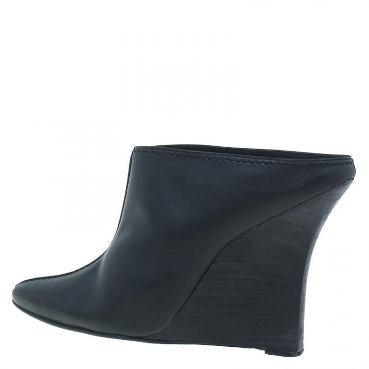 Pre Owned Manolo Blahnik Black Leather Samba Kid Mules Size 39