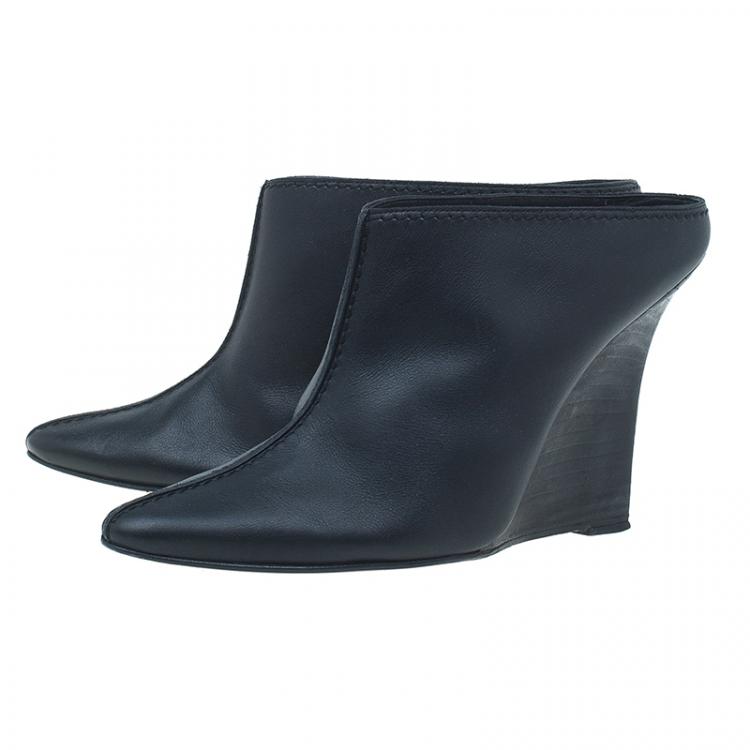 Pre Owned Manolo Blahnik Black Leather Samba Kid Mules Size 39