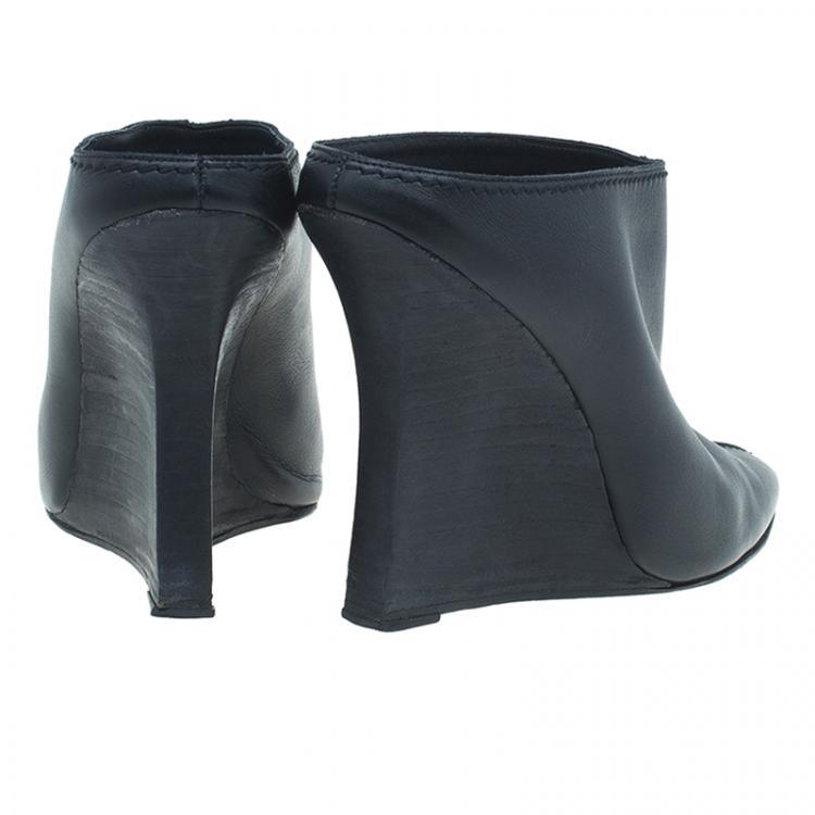 Pre Owned Manolo Blahnik Black Leather Samba Kid Mules Size 39