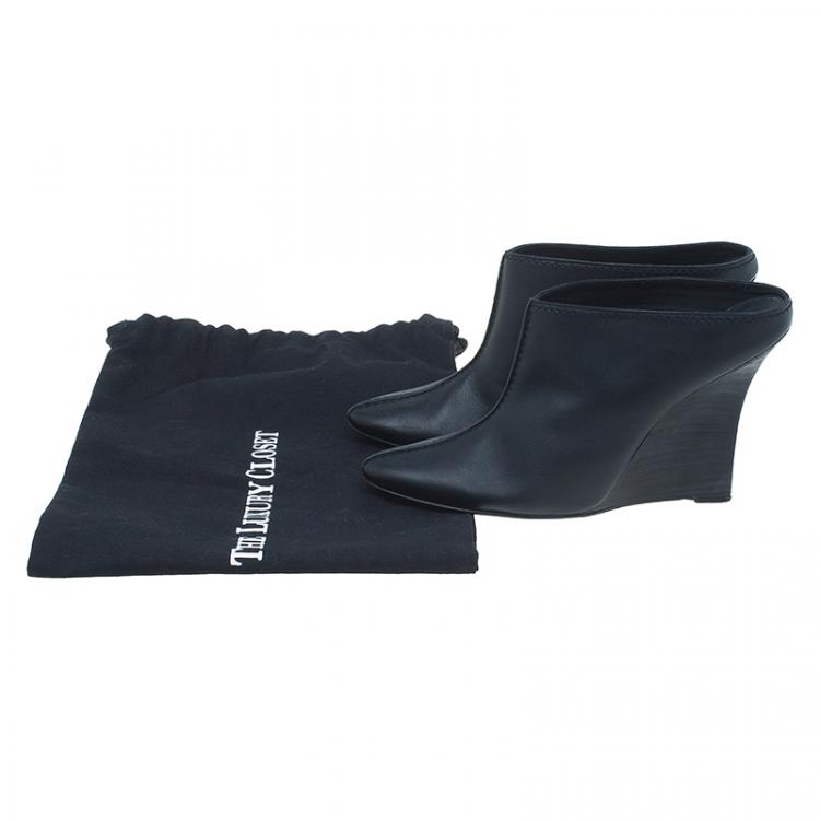 Pre Owned Manolo Blahnik Black Leather Samba Kid Mules Size 39