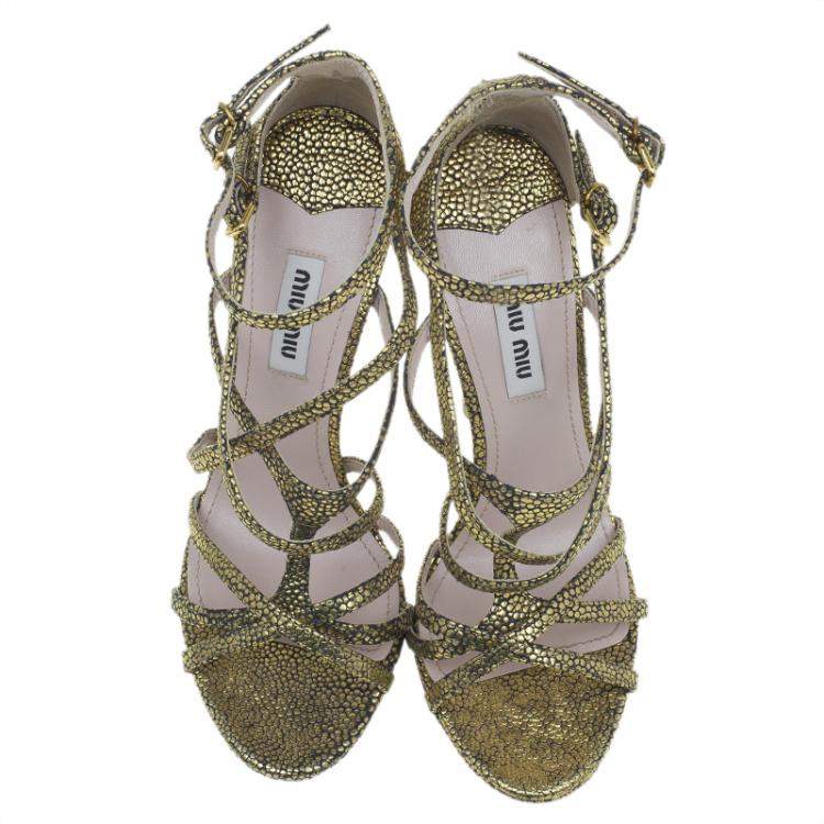 مملوكة مسبقًا Miu Miu Gold Stingray Strappy Platform Sandals Size 36