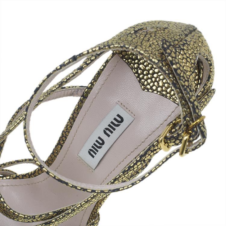 مملوكة مسبقًا Miu Miu Gold Stingray Strappy Platform Sandals Size 36