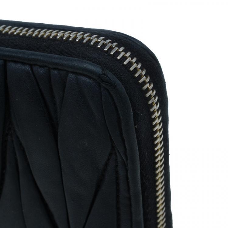 Pre Owned Miu Miu Black Leather Matelasse Wallet