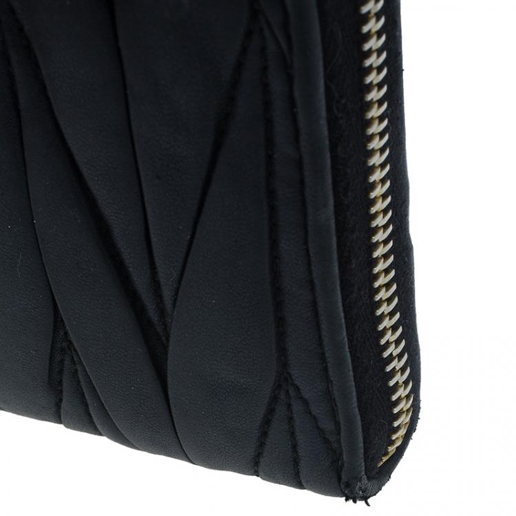Pre Owned Miu Miu Black Leather Matelasse Wallet